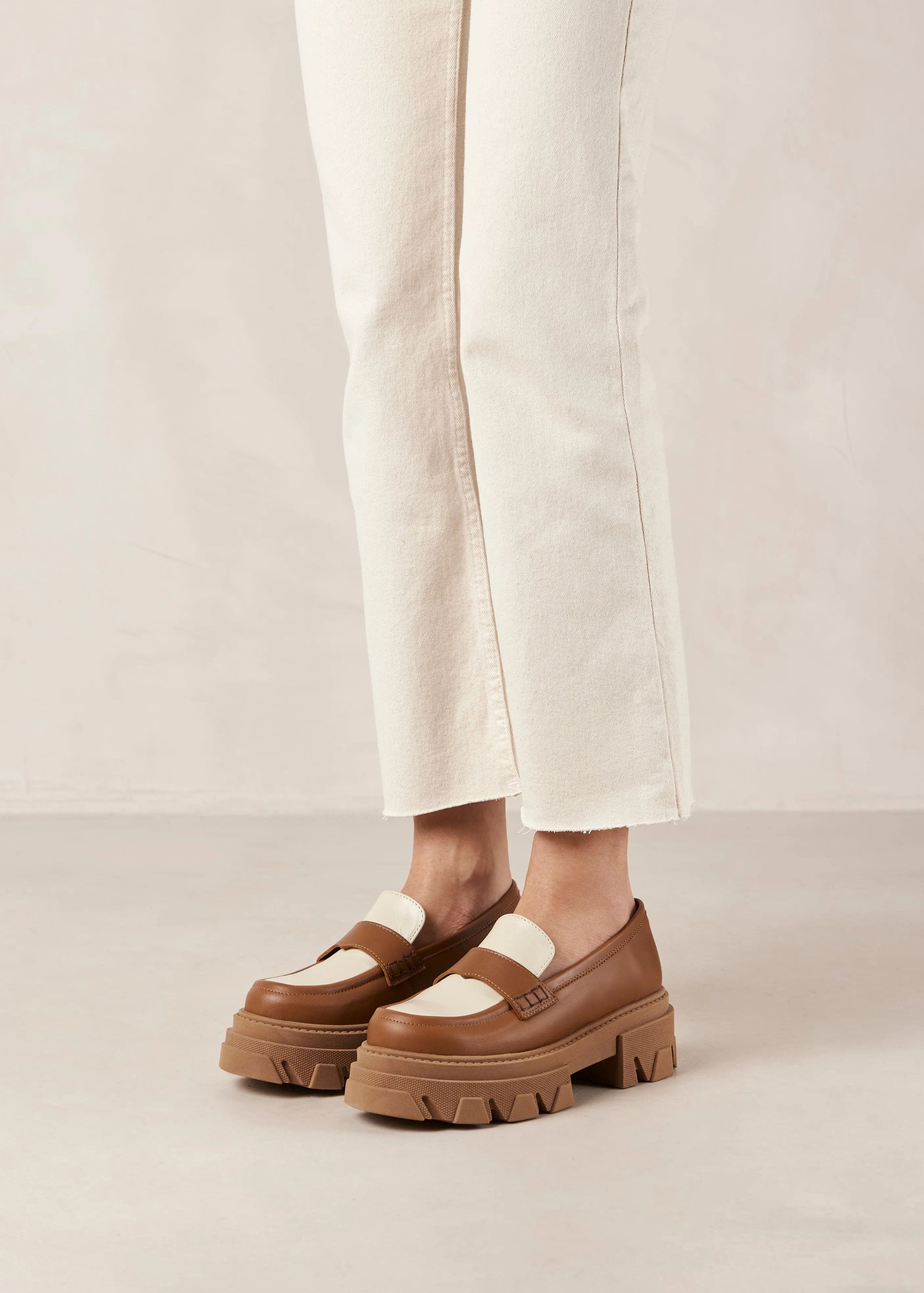 Trailblazer Bicolor Tan Cream Leather Loafers